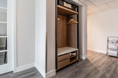 King Suite w/kitchenette & Sofa Bed image 10