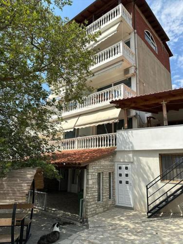 Polyxeni Apartments & Rooms in เคปาโร