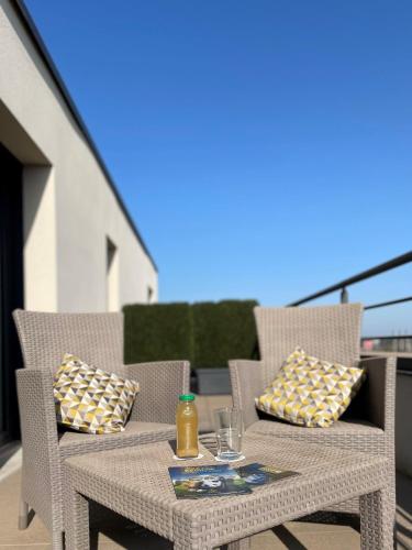 ระเบียง/ชานเรือน, Brit Hotel Confort Loches in โลช