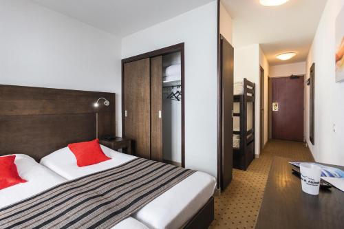 1 double bed, 2 futon beds