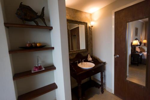 Junior Suite room in Altos de Fontana by Macondo Collection