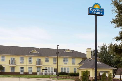 Days Inn & Suites by Wyndham DFW Airport South-Euless in Euless, USA