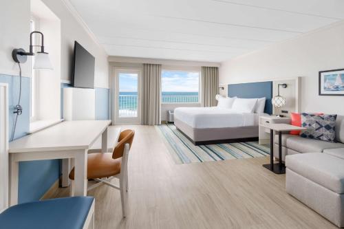 Corner King Room - Oceanfront image 10