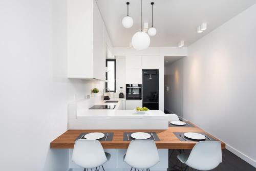 A stylish modern apartment on Makrygianni Str next to Areopagitou and the Acropolis Museum 3