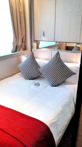 Classic Double Room image 4
