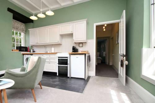 Konyha, The Cornish Peak Beautiful Apartment In Grade 2 Listed Building In Cornwall By StayStaycations in Camelford városközpont