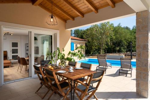 شرفة/ تراس, Casa Piano in a calm village enveloped by nature in Zupanici