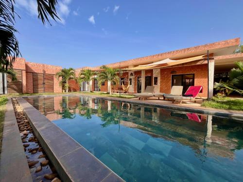 La Villa Awalie, maison de charme avec piscine in Sintijanas