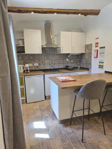 Kitchen, Golden Village Studio in Estômbar