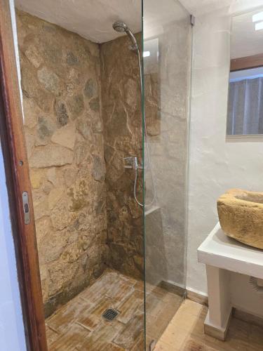 Shower, Golden Village Studio in Estômbar