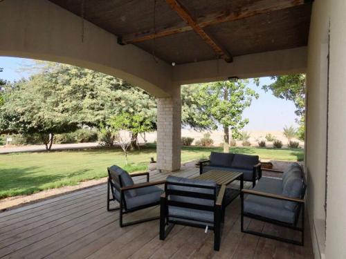 סוף העולם שמאלה in Hatzeva