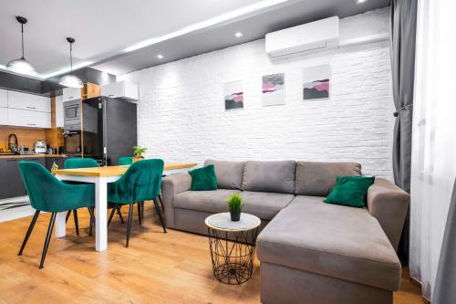 Feel Right at Home - Bright and Modern Apartment by Flat Mаnager, Sofia (Foto 2)