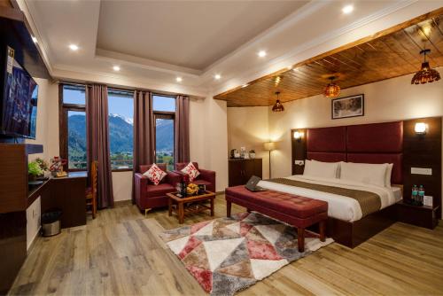 Suite with Mountain View room in The Spruce Mansion