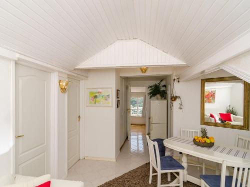 Apartment Emma - Two Bedroom Apartment with Balcony and Sea View