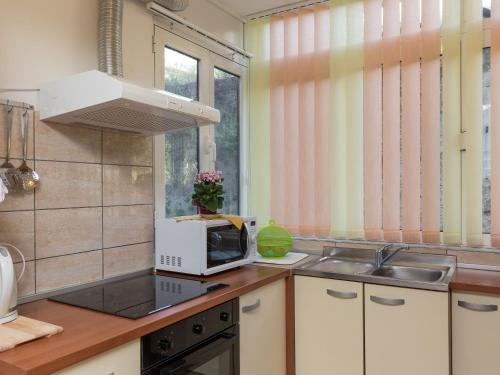 Apartment Lolo - Two Bedroom Apartment with Loggia and Street View