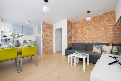 Family Apartment with Balcony by Noclegi Renters, Varsavia