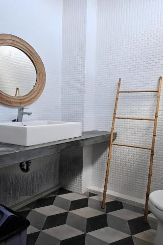 One-Bedroom Apartment image 1