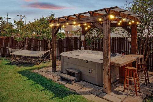 Tropical Getaway with Jacuzzi Spa *kids friendly* in Plano, USA