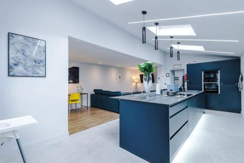 Incredible Home With Games Room, Sleeps 8, Parking Included, Perfect For Groups, Families, Contracto in นอร์ธวิค