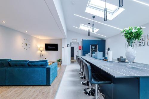 Incredible Home With Games Room, Sleeps 8, Parking Included, Perfect For Groups, Families, Contracto in นอร์ธวิค