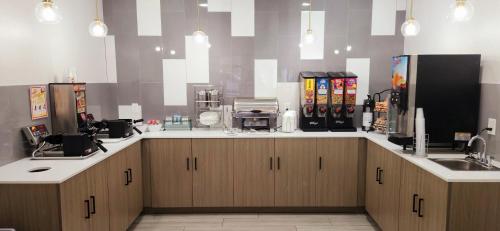 Americas Best Value Inn & Suites-Foley - image 3