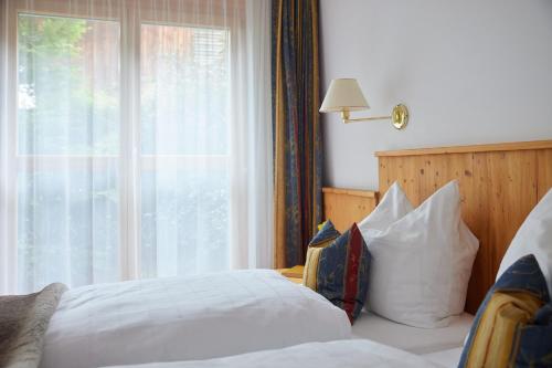 1 queen bed, 1 twin bed