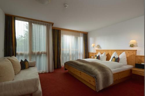 2 queen beds, 1 twin bed