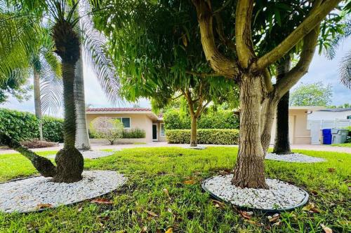 Beach and Fun Heated Pool Tiki Hut Firepit in Pompano Beach, USA