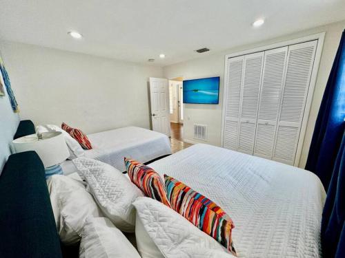 Beach and Fun Heated Pool Tiki Hut Firepit in Pompano Beach, USA