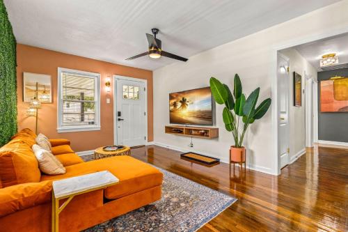 Sunny Citrus Escape Min to Midtown & Dog-Friendly Sunny Citrus Escape Min to Midtown & Dog-Friendly