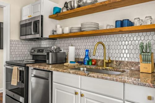 Sunny Citrus Escape Min to Midtown & Dog-Friendly Sunny Citrus Escape Min to Midtown & Dog-Friendly