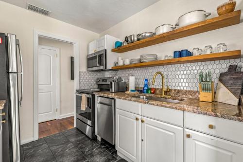 Sunny Citrus Escape Min to Midtown & Dog-Friendly Sunny Citrus Escape Min to Midtown & Dog-Friendly