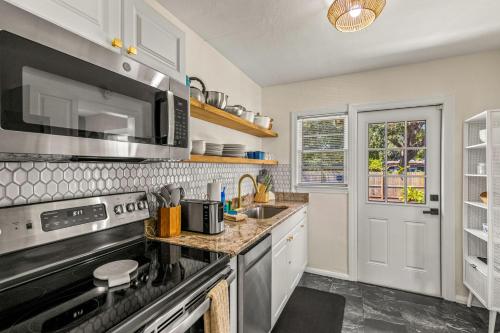 Sunny Citrus Escape Min to Midtown & Dog-Friendly Sunny Citrus Escape Min to Midtown & Dog-Friendly