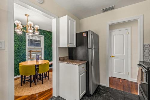 Sunny Citrus Escape Min to Midtown & Dog-Friendly Sunny Citrus Escape Min to Midtown & Dog-Friendly