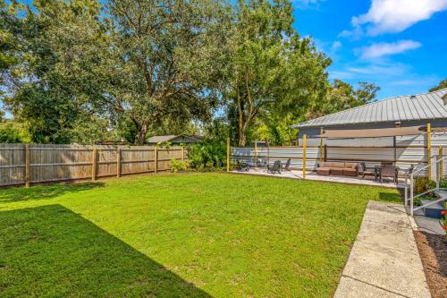 Sunny Citrus Escape Min to Midtown & Dog-Friendly Sunny Citrus Escape Min to Midtown & Dog-Friendly