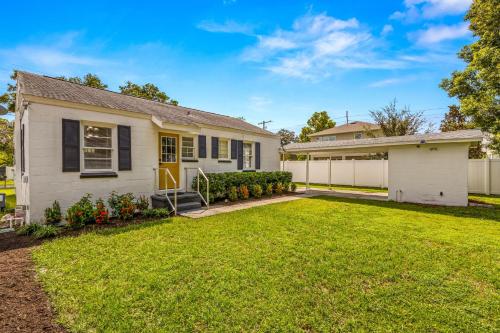 Sunny Citrus Escape Min to Midtown & Dog-Friendly Sunny Citrus Escape Min to Midtown & Dog-Friendly