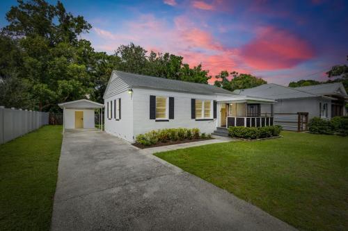 Sunny Citrus Escape Min to Midtown & Dog-Friendly Sunny Citrus Escape Min to Midtown & Dog-Friendly