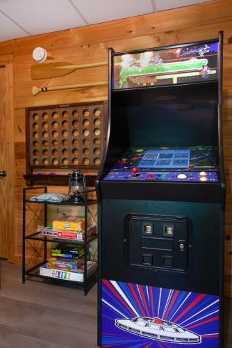 Moose Tracks Lodge Hot Tub Arcade Board Games in Pigeon Forge, USA
