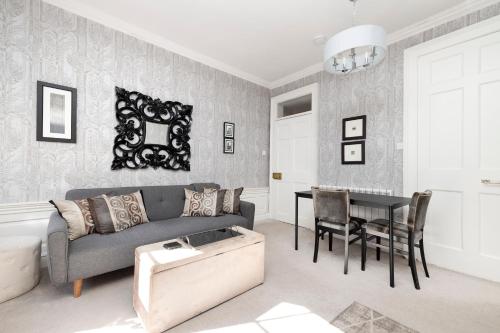 Elegant Flat Near Princes Street - Perfect Location, 24-7 Customer Support, Edinburgh (photo 2)