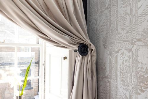 Elegant Flat Near Princes Street - Perfect Location, 24-7 Customer Support, Edinburgh (photo 9)
