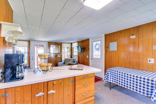 Cayuga Lake Cottage Private Dock and Deck! in Cayuga, USA