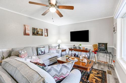 Riverfront Cabin w/ Mtn Views in Tuckasegee!, Tuckasegee