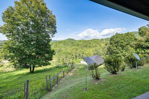 Riverfront Cabin with Mtn Views in Tuckasegee!