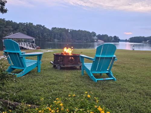 waterfront Lake Greenwood king beds hot tub fire pit sun sets pellet grill private peninsula in Chappells, USA