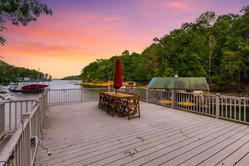 NEW LISTING Waterfront House in Lake Lanier with HotTub, FirePit, Wifi in Gainesville, USA