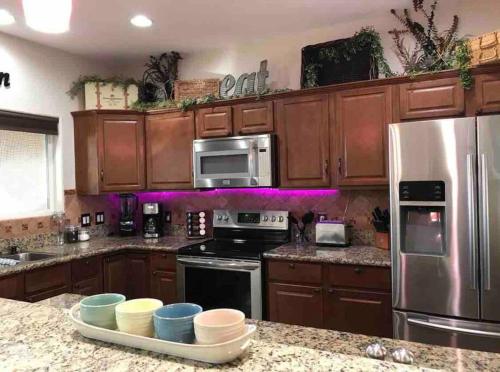 Spacious 3 BR with Pool Minutes Away from Lake