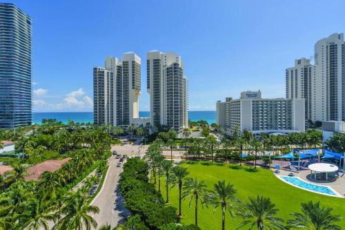 Sunny Isles 2 bedrooms with Ocean View, 1 Block from the Beach in Sunny Isles Beach, USA