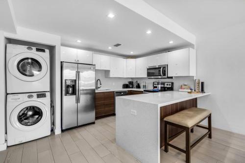 Sunny Isles 2 bedrooms with Ocean View, 1 Block from the Beach in Sunny Isles Beach, USA