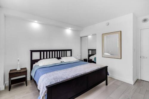 Sunny Isles 2 bedrooms with Ocean View, 1 Block from the Beach in Sunny Isles Beach, USA