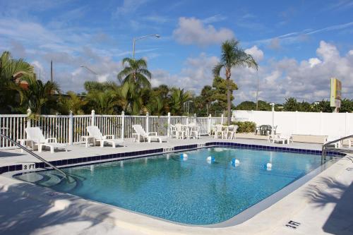 . Sunshine Inn & Suites Venice, Florida